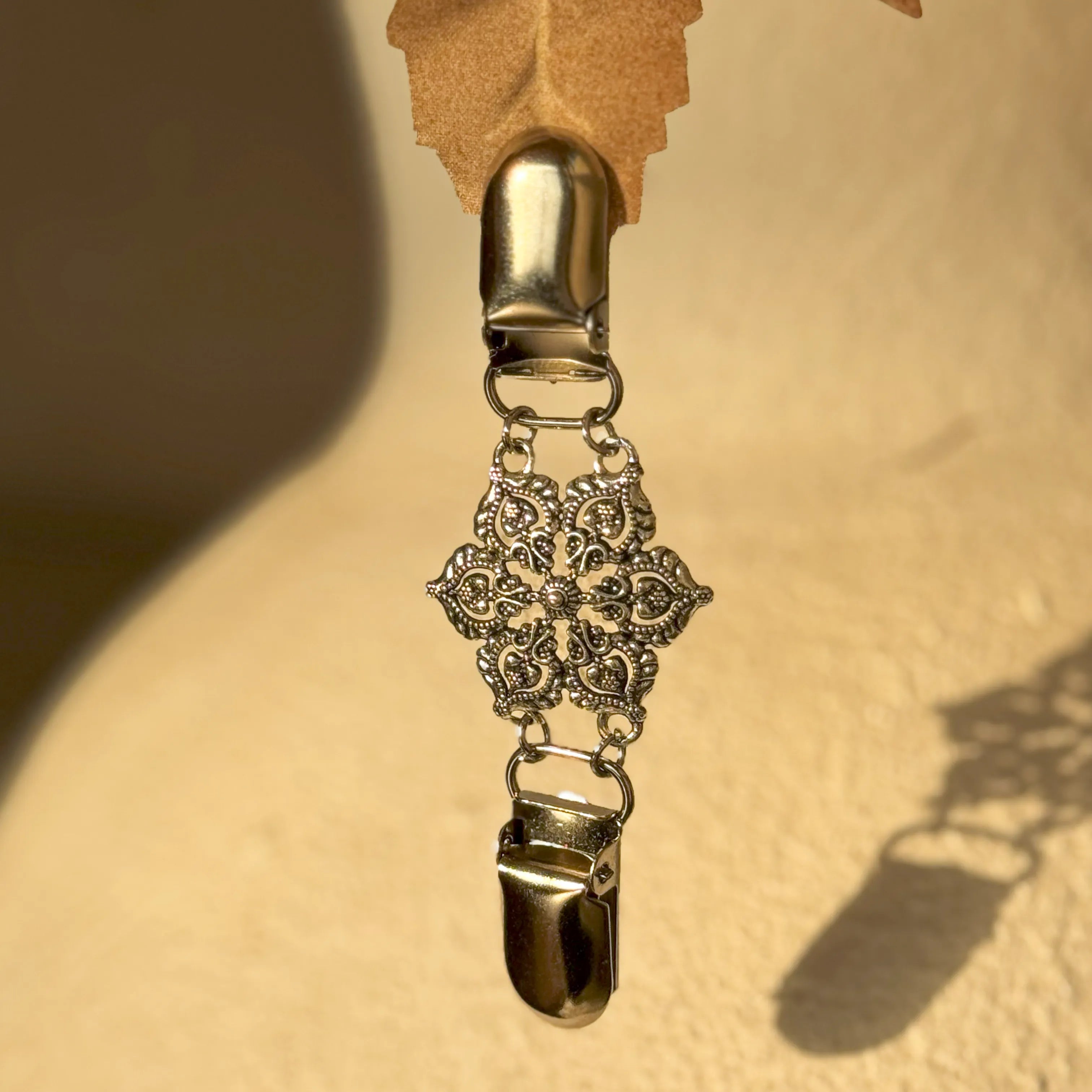 Fashionable Vintage Cardigan Sweater Cinch Clips (Silver)