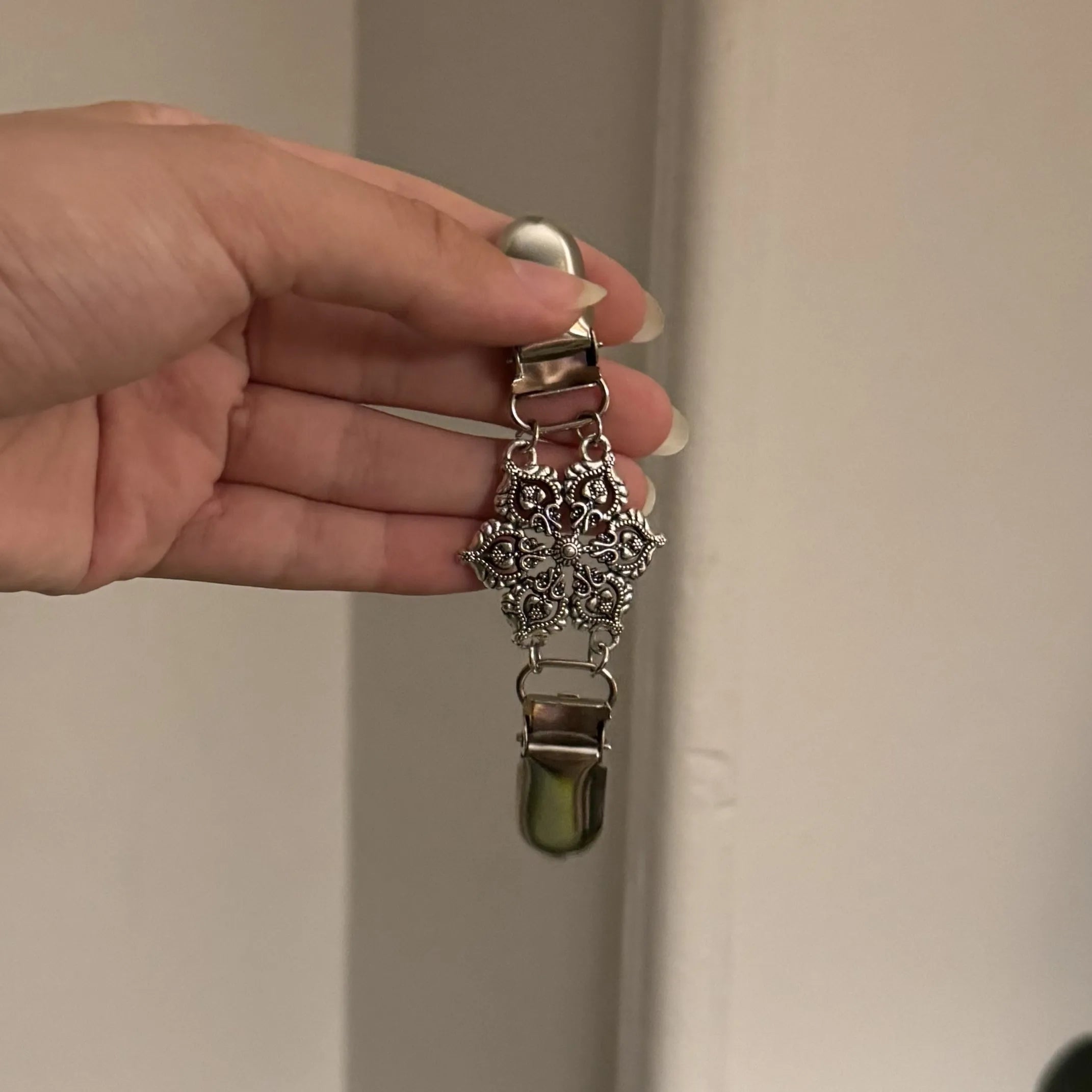 Fashionable Vintage Cardigan Sweater Cinch Clips (Silver)