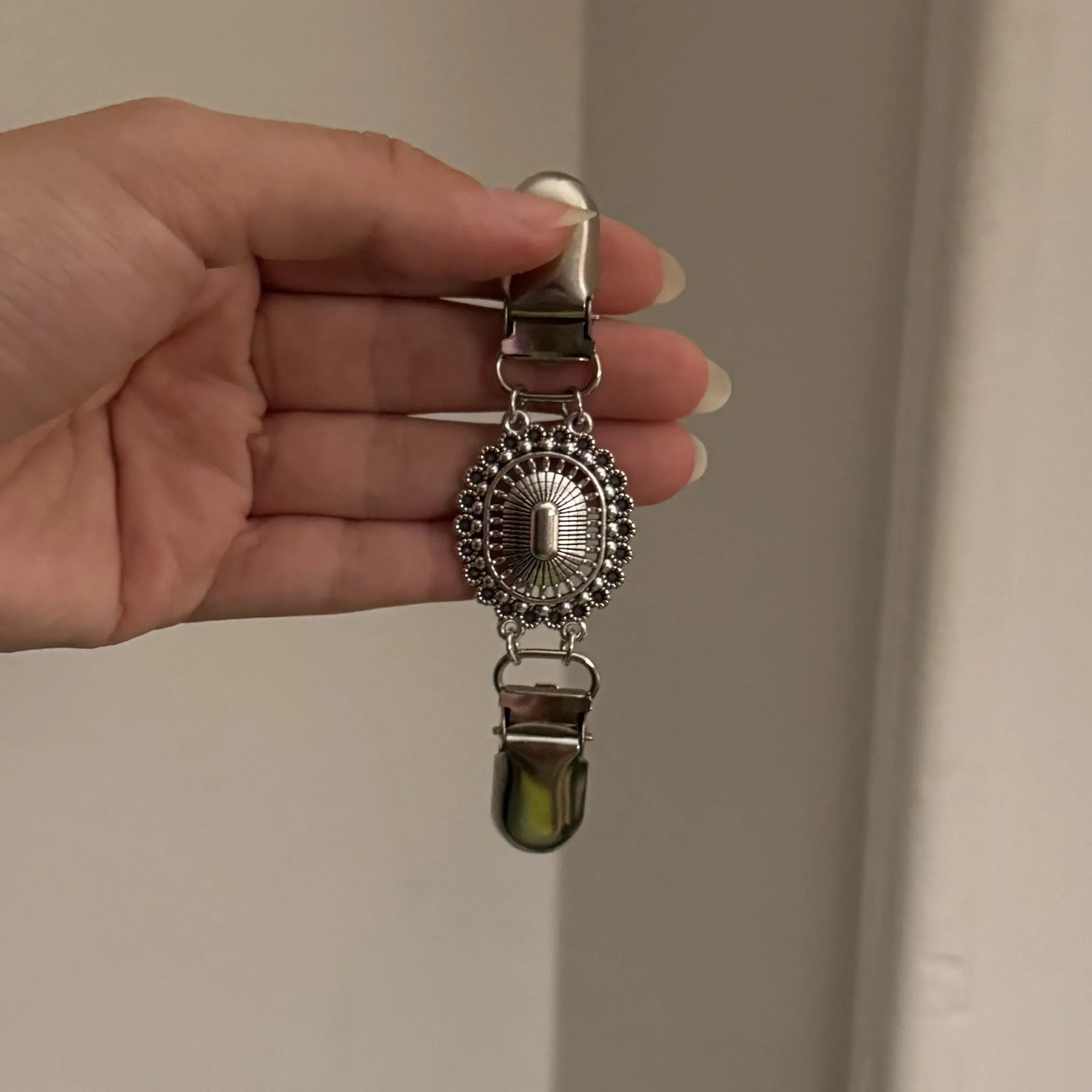 Cardigan Sweater Vintage Cinch Clips (Silver)