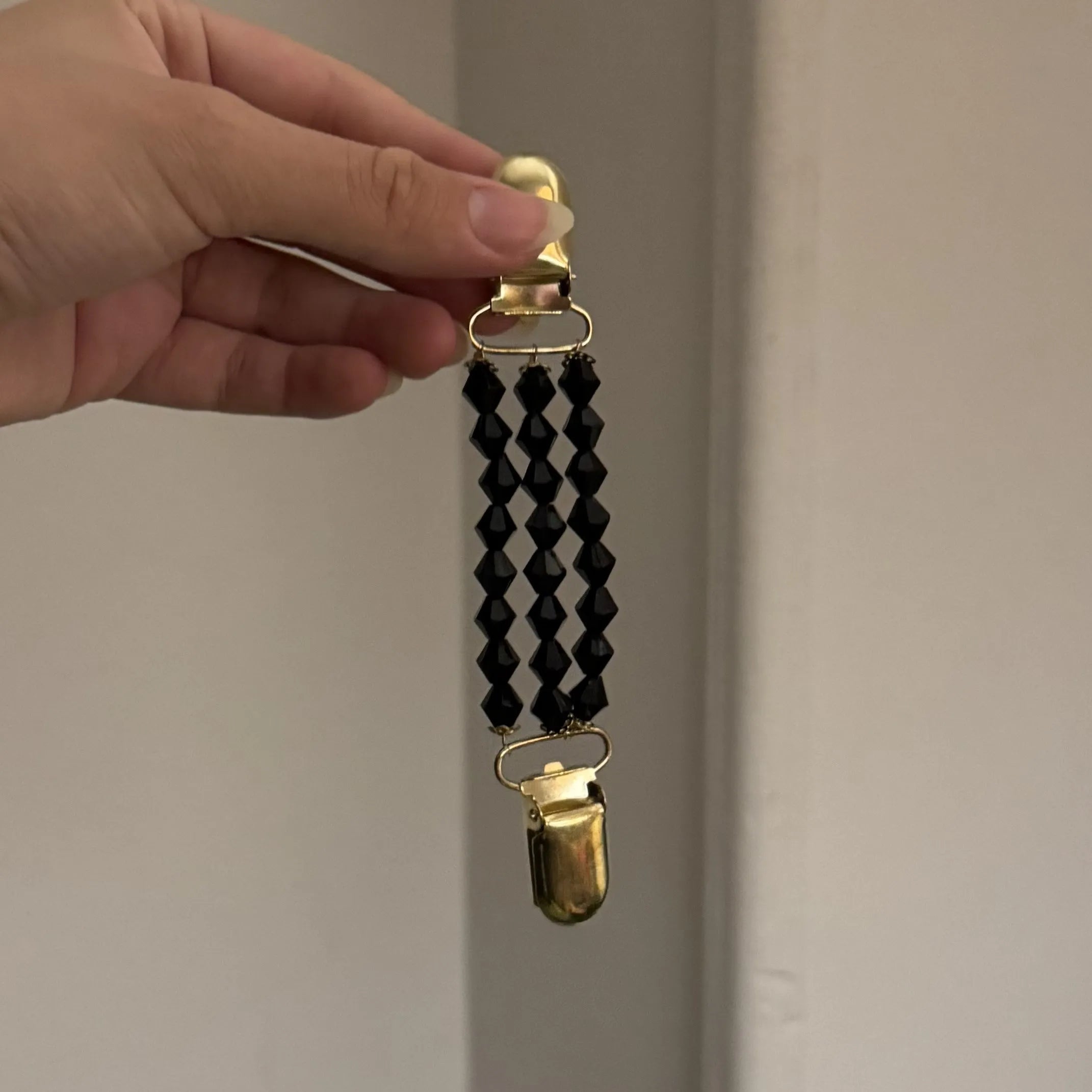 Black Pearl Beaded Cinch Clips (Gold)