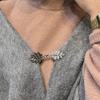 Twin Oak Leaf Chain Shawl Brooch - Black
