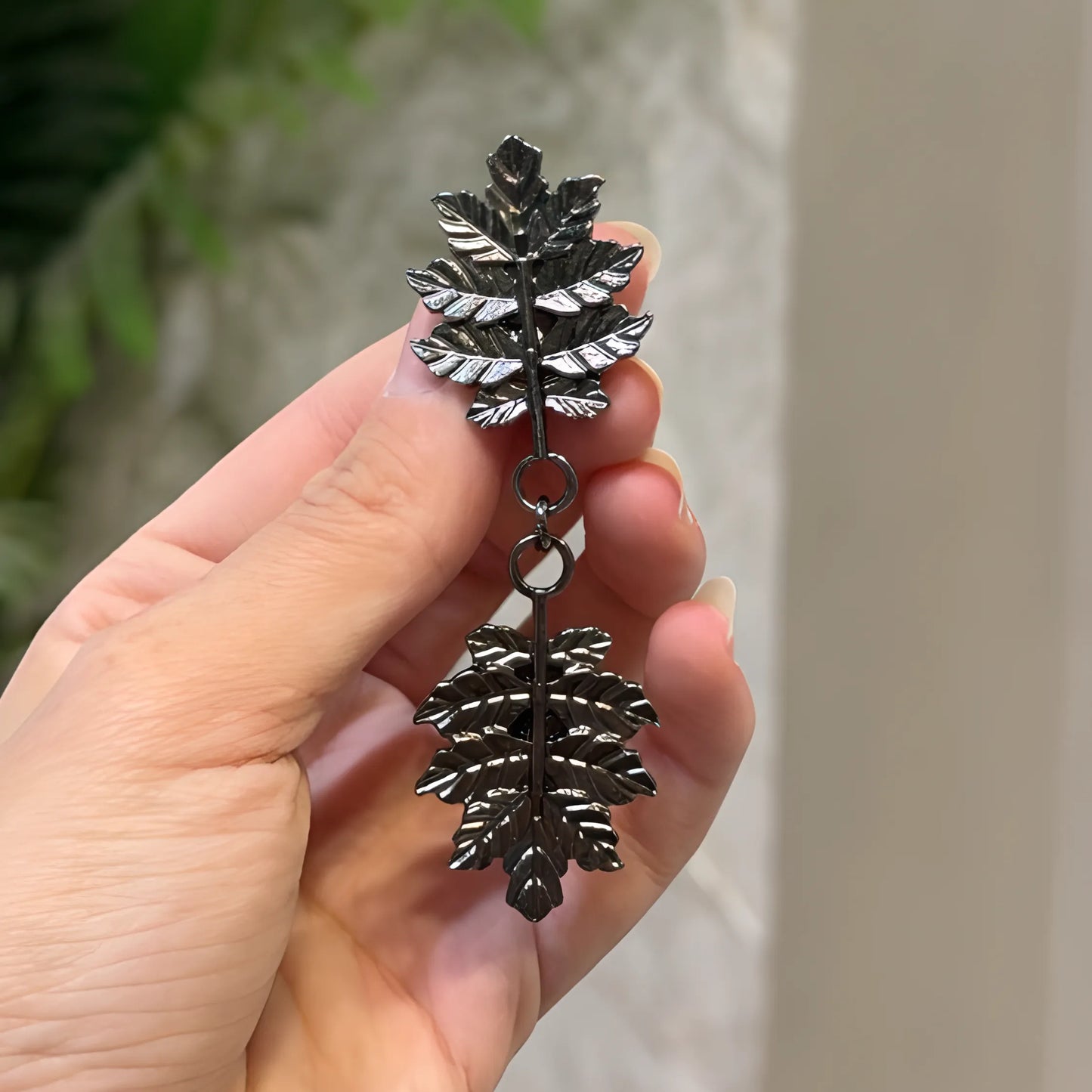 Twin Oak Leaf Chain Shawl Brooch - Black