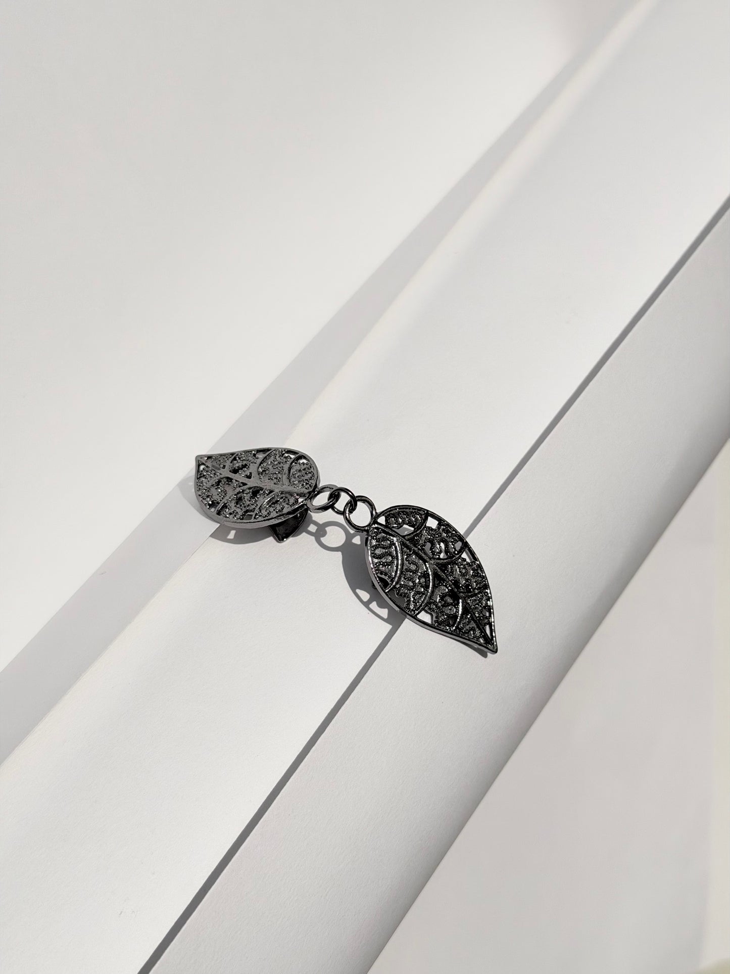 Filigree Leaf Cardigan Clip & Shawl Brooch - Black